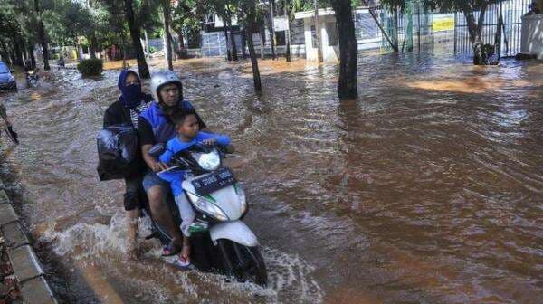 Motor Anda Harus Melewati Banjir, Begini Tips Agar Motor Tidak Mati Saat Menerjang Banjir