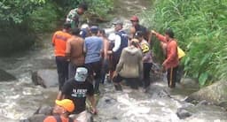 Hilang Misterius saat Mandi Hujan, Balita di Jombang Ditemukan Meninggal di Sungai Terhalang Batu