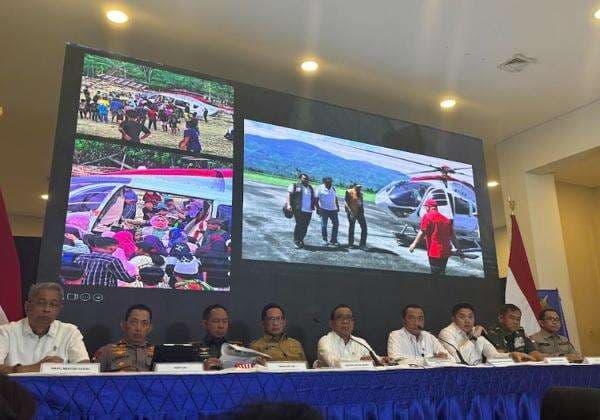 Keberadaan 53 Helikopter di Lokasi Bencana Sumatera Dipertanyakan, Seskab Teddy Buka Suara!