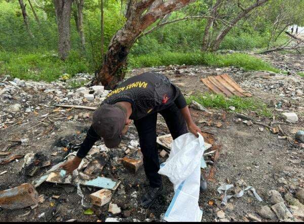 Volume Sampah Meningkat karena Curah Hujan Tinggi, Polri dan Warga Bersihkan Pantai di Labuan Bajo