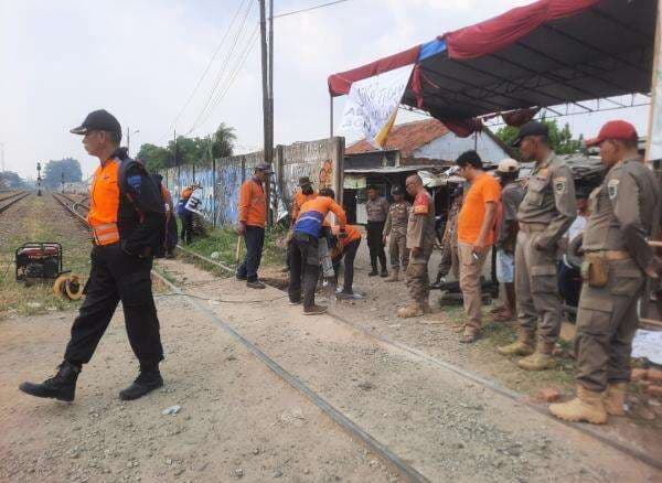 Cegah Kecelakaan, KAI Daop 2 Bandung Tutup Perlintasan Liar KM 103+4/5 Emplasemen Purwakarta