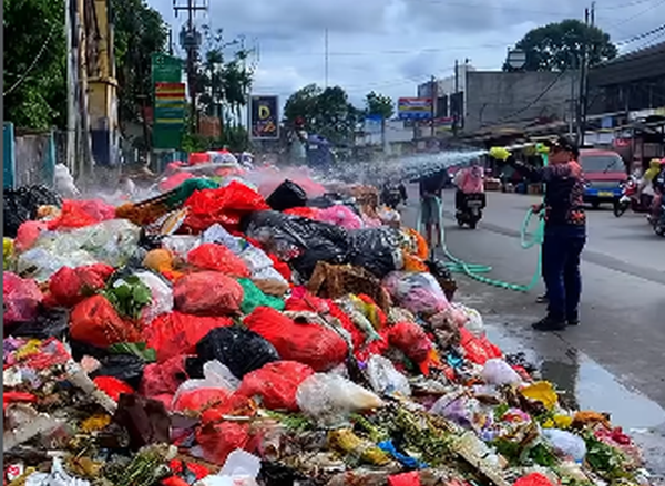 Tangani Tumpukan Sampah, Pemkot Tangsel Pakai Terpal hingga Semprot Penghilang Bau Tangani Tumpukan Sampah, Pemkot Tangsel Pakai Terpal hingga Semprot Penghilang Bau