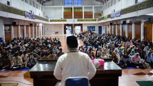 Cerita Siswa SMA Katolik Santo Yakobus Jakarta Ikut Nyantri di Pesantren Ciamis