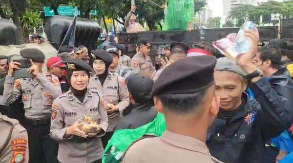 Momen Polwan Cantik Bagikan Air Mineral dan Roti ke Driver Ojol yang Demo di Monas