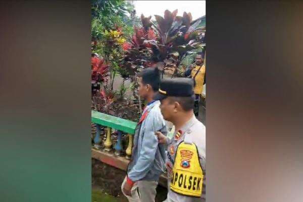 Oknum Guru Cabul di Tempursari Ditangkap Polisi Usai Pamerkan Alat Kelamin ke Siswinya Oknum Guru Cabul di Tempursari Ditangkap Polisi Usai Pamerkan Alat Kelamin ke Siswinya