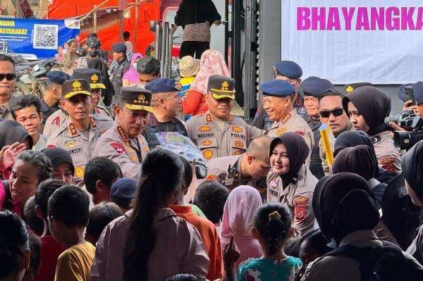 Kapolri Datangi Posko Pengungsi di Aceh Tamiang, Serahkan Bantuan ke Korban Bencana