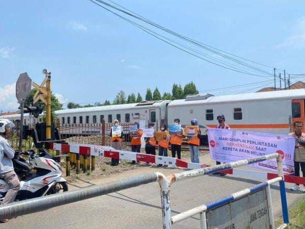 Sosialisasikan Keselamatan Perjalanan KA di Perlintasan Sebidang, Daop 5 Purwokerto Gandeng Railfans