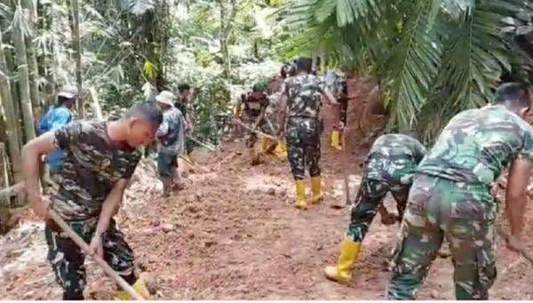 Prajurit TNI Dikerahkan Buka Akses Jalan Terisolasi di Agam usai Banjir Bandang