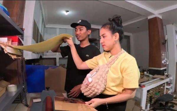 Pertama Kali Kerja di Akrilo, Azia Ngegombal Terus ke Mas-Mas Karyawan!