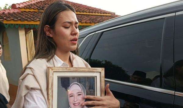 Tangis Raisa Pecah Peluk Foto sang Ibu usai Pemakaman: Mohon Doanya