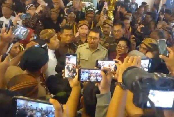 Penyerahan SK Keraton Solo ke Tedjowulan Ricuh, GKR Rumbai Protes Menbud