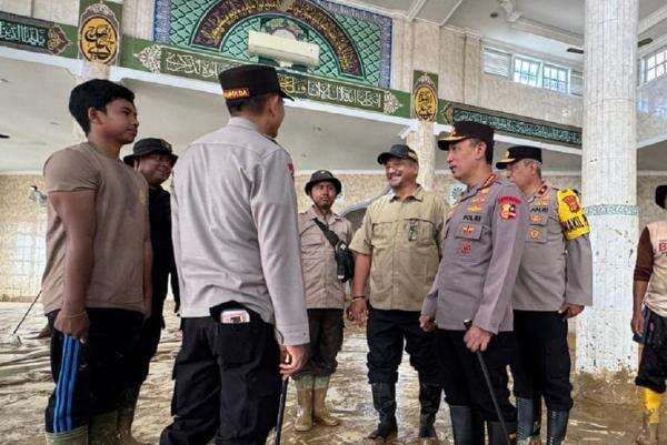 Kapolri Pantau Pembersihan SD-Masjid Terdampak Banjir Aceh Tamiang, 50 Personel Dilibatkan