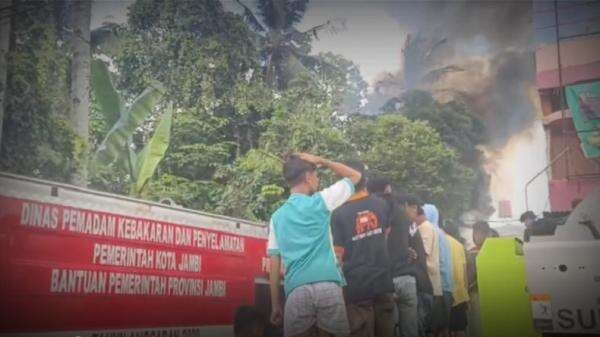 Kebakaran Hebat di Jambi akibat Tumpahan Solar Ilegal PT Kerinci Toba Abadi, Warga Panik Kebakaran Hebat di Jambi akibat Tumpahan Solar Ilegal PT Kerinci Toba Abadi, Warga Panik