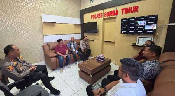 Kapolres Sumba Timur Pastikan jaga Sinergitas dengan Insan Pers dan Siap Terima Kritik Kapolres Sumba Timur Pastikan jaga Sinergitas dengan Insan Pers dan Siap Terima Kritik
