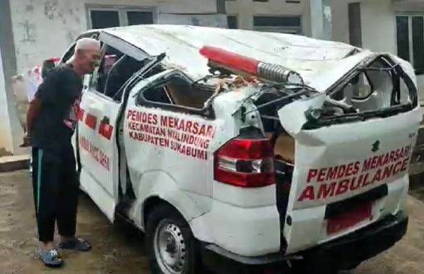 Ambulans Bawa Pasien Ringsek Tertimpa Pohon Tumbang di Nyalindung Sukabumi