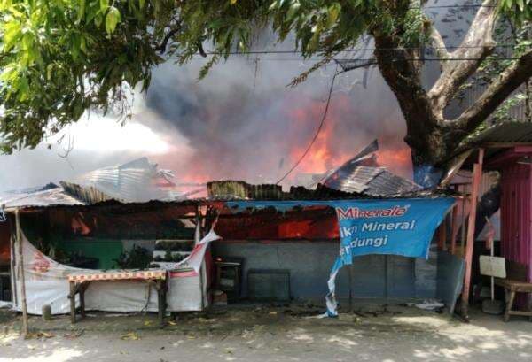 Kebakaran Hanguskan Rumah Semi Permanen di Makassar Kebakaran Hanguskan Rumah Semi Permanen di Makassar