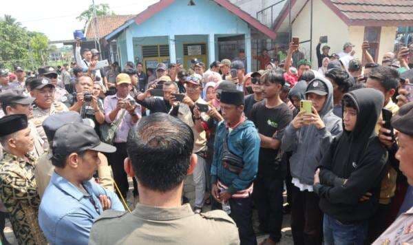 Heboh! Oknum Kepala Desa di Lebak Diduga Selingkuh, Warga Geruduk Kantor Desa Tuntut Pemecatan!