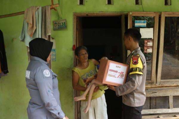 Humas Polresta Banyumas Beri Bantuan Sepatu Roda dan Paket Sembako