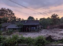 Banjir Bandang Dari Lereng Gunung Argopuro Terjang 12 Rumah di Maesan, Seekor Sapi Terjebak Banjir