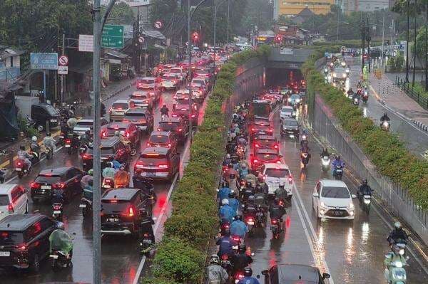 Hujan Deras Guyur Jakarta, Kebayoran Lama Padat Merayap!