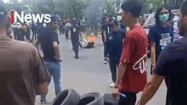 Ratusan Driver Ojol Tutup Jalan Urip Sumoharjo Makassar, Warga Dilarang Melintas Ratusan Driver Ojol Tutup Jalan Urip Sumoharjo Makassar, Warga Dilarang Melintas