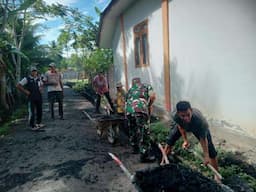 Anggota Koramil 18 Tripa Bersama Masyarakat Gotong Royong Bersihkan Saluran Air di Permukiman Warga