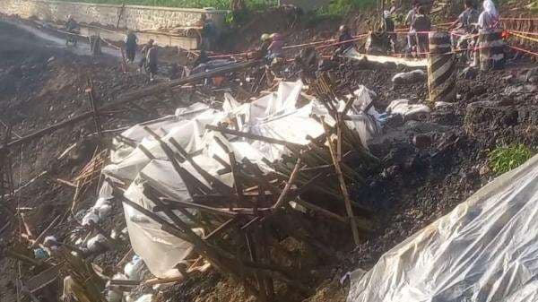 Usai Diguyur Hujan Deras, Jalan Penghubung di Majalengka Ambles