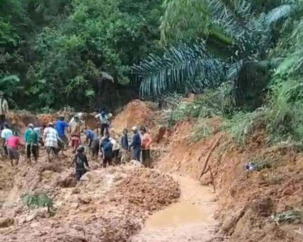 Baru Saja Beres Dikerjakan, Jalan Beton Cisujen Kecamatan Takokak Tertimbun Longsor