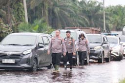 Polres Pelalawan Terus Lakukan Penanganan Banjir di KM 83 Pangkalan Kuras