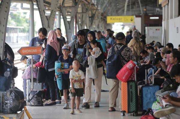 Perjalanan Kereta di Pantura Kendal Terganggu gegara Luapan Air, KAI Minta Maaf