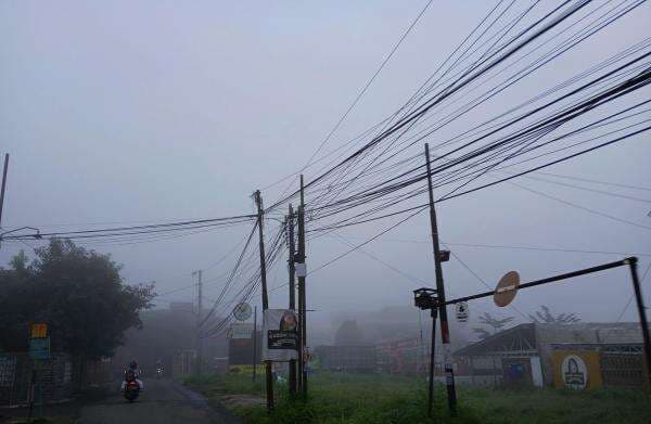 Diselimuti Kabut, Permukiman di Semarang Atas Pagi Ini Serasa di Dataran Tinggi Dieng