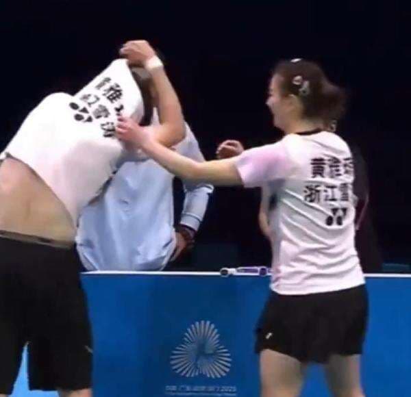 Kisah Kocak Pebulu Tangkis Zheng Siwei, Salah Pakai Baju Huang Yaqiong saat Tanding