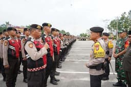 Wakapolda Riau Pimpin Upacara Pemberangkatan Personil Pengamanan TPS Pilkada di Siak