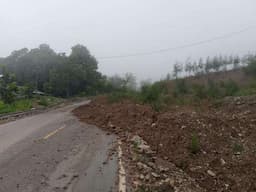 Dua Kepala Keluarga di TTU Terhambat Akses, Jalan Sabuk Merah Tertimbun Tanah dan Bebatuan