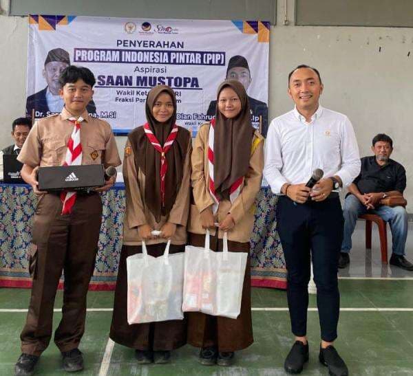 Wakil Ketua DPRD Karawang Serahkan Beasiswa PIP Pada 255 Siswa SMAN 3 Karawang