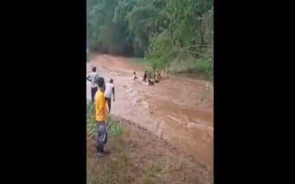 Warga Tuban Nekat Terobos Banjir Bandang, Terseret Berserta Motornya