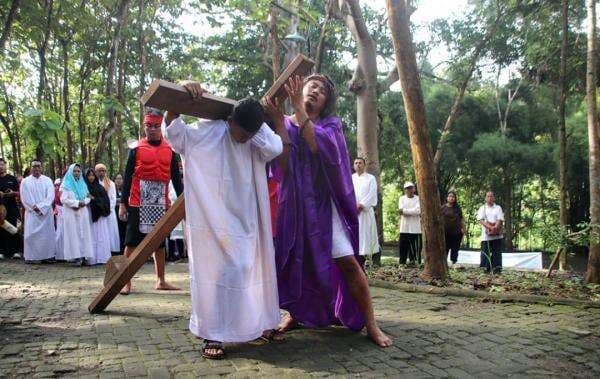 Visualisasi Jalan Salib di Blora Perkuat Iman Umat Katolik Jelang Paskah Visualisasi Jalan Salib di Blora Perkuat Iman Umat Katolik Jelang Paskah