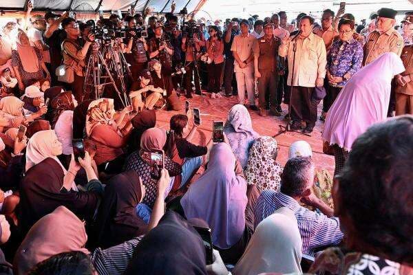 Tinjau Posko Banjir, Prabowo Terharu Lihat Semangat Warga Padang Pariaman