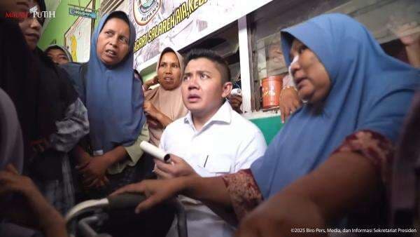 Momen Seskab Teddy Catat Aspirasi Emak-Emak Pengungsi di Agam