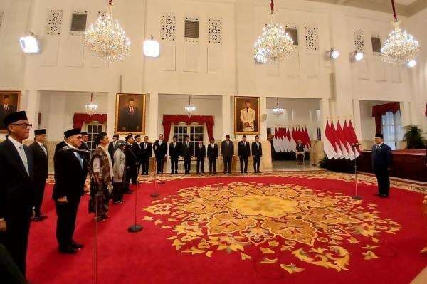 Presiden Lantik 31 Dubes, Marsekal (Purn) Yuyu Sutisna hingga Junimart Girsang Presiden Lantik 31 Dubes, Marsekal (Purn) Yuyu Sutisna hingga Junimart Girsang