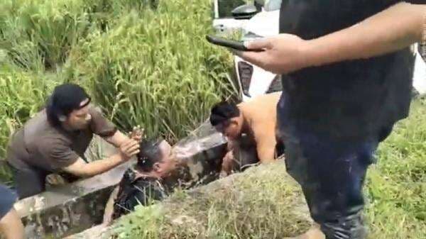 Dikejar Polisi hingga Terjebak di Sawah Berlumpur, Kurir Narkoba Menangis lalu Dimandikan Dikejar Polisi hingga Terjebak di Sawah Berlumpur, Kurir Narkoba Menangis lalu Dimandikan