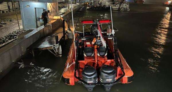 Evakuasi Kapal Tugboat Kandas di Dam Ijo Semarang, Basarnas Hadapi Ombak Besar