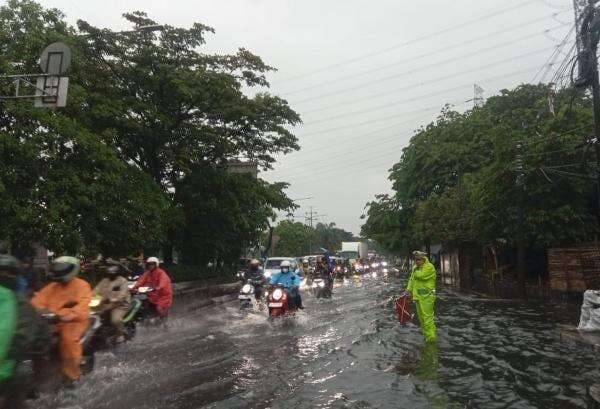 Banjir Genangi Daan Mogot–Flyover Pesing, Lalu Lintas Arah Grogol Macet