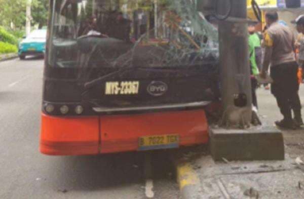 Transjakarta Buka Suara usai Armada Tabrak Tiang hingga 1 Penumpang Terluka