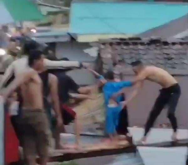 Foto Warga Teluk Betung Dievakuasi Lewat Atap Rumah