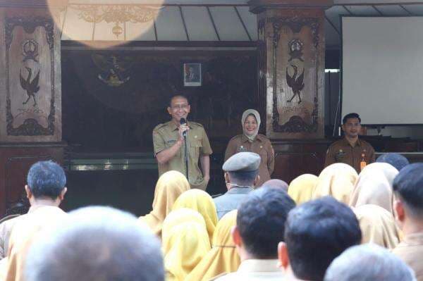 Lebaran Bareng ASN Pemkab, Bupati Bojonegoro: Jaga Profesionalitas, Kita Banyak yang Mengontrol Lebaran Bareng ASN Pemkab, Bupati Bojonegoro: Jaga Profesionalitas, Kita Banyak yang Mengontrol