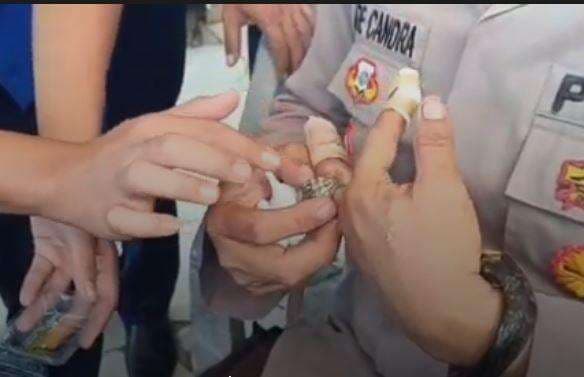 Evakuasi Dramatis, Damkar Lepas Cincin dari Jari Kapolsek di Lampung Selatan Evakuasi Dramatis, Damkar Lepas Cincin dari Jari Kapolsek di Lampung Selatan