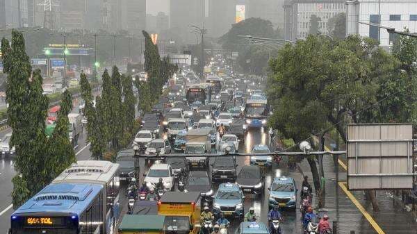 Jalan Gatot Subroto Arah Slipi Macet Imbas Hujan Deras