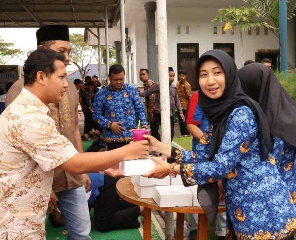 Pererat Hubungan dengan Masyarakat Sekitar, Imigrasi Surabaya Bagikan 130 Paket Makanan Bergizi