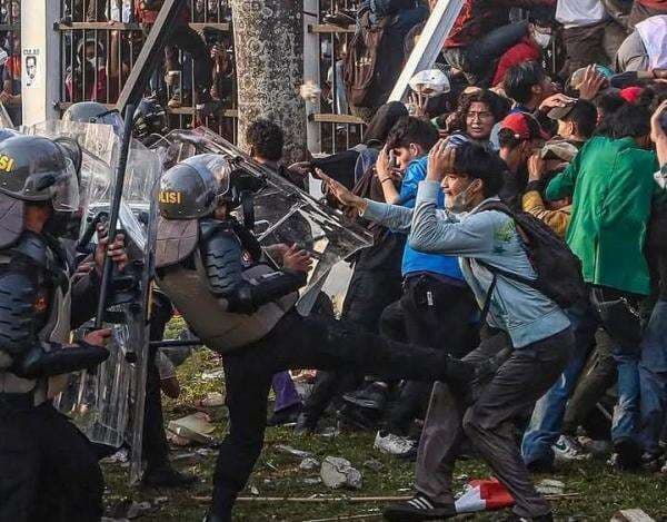 AJI Bojonegoro Kecam Aksi Kekerasan Jurnalis di Surabaya Saat Meliput Aksi Tolak UU TNI AJI Bojonegoro Kecam Aksi Kekerasan Jurnalis di Surabaya Saat Meliput Aksi Tolak UU TNI